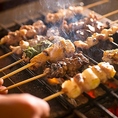 香ばしく焼き上げた当店自慢の焼き鳥は、一本一本丁寧に串打ちし、絶妙な火加減でジューシーに仕上げています。タレも塩も素材の旨みを引き立てる味。ねぎまやもも肉から希少部位まで種類豊富！ビールやハイボールとの相性も抜群で、ちょい飲みにも食事にもぴったり。焼き鳥好きにはたまらない逸品をぜひ堪能ください。