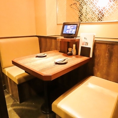 個室のテーブル席は、ごゆっくりとお食事を楽しむことが可能です。宴会コースや美味しい逸品料理、種類豊富なドリンクをご用意してお待ちしております。