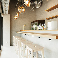 カウンター席は、モダンで洗練されたデザインの中、ゆっくりと楽しめる特別な空間です。一人でも気軽に立ち寄れる雰囲気で、気軽にお食事やお酒を楽しむことができます。昼飲みなどにも最適な場所です。