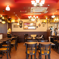 女子会や友人との食事、パーティーに最適なテーブル席をご用意しています◎白を基調とした可愛らしい店内で、美味しいお料理と豊富なドリンクを楽しみながら、賑やかなひとときをお過ごしいただけます。