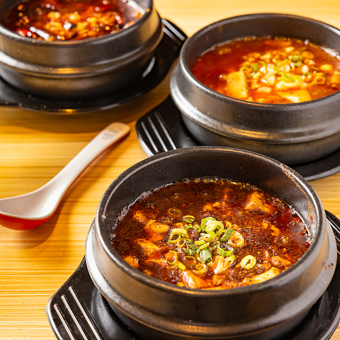 石鍋担々麺と牛ミンチの麻婆豆腐が自慢。自家製ラー油で辛さを好みに調整です！