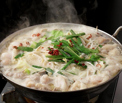 名物鶏ちゃんこ鍋、とんこつ豚バラ鍋、豚キムチ鍋スープが自慢です。２〜３人前で１６８０円〜の写真