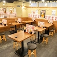 《池袋×安い》友人同士の飲み会や会社帰りの宴会に使いやすいテーブル席。コスパ抜群の焼き鳥やおつまみを囲みながら、みんなで盛り上がれます！