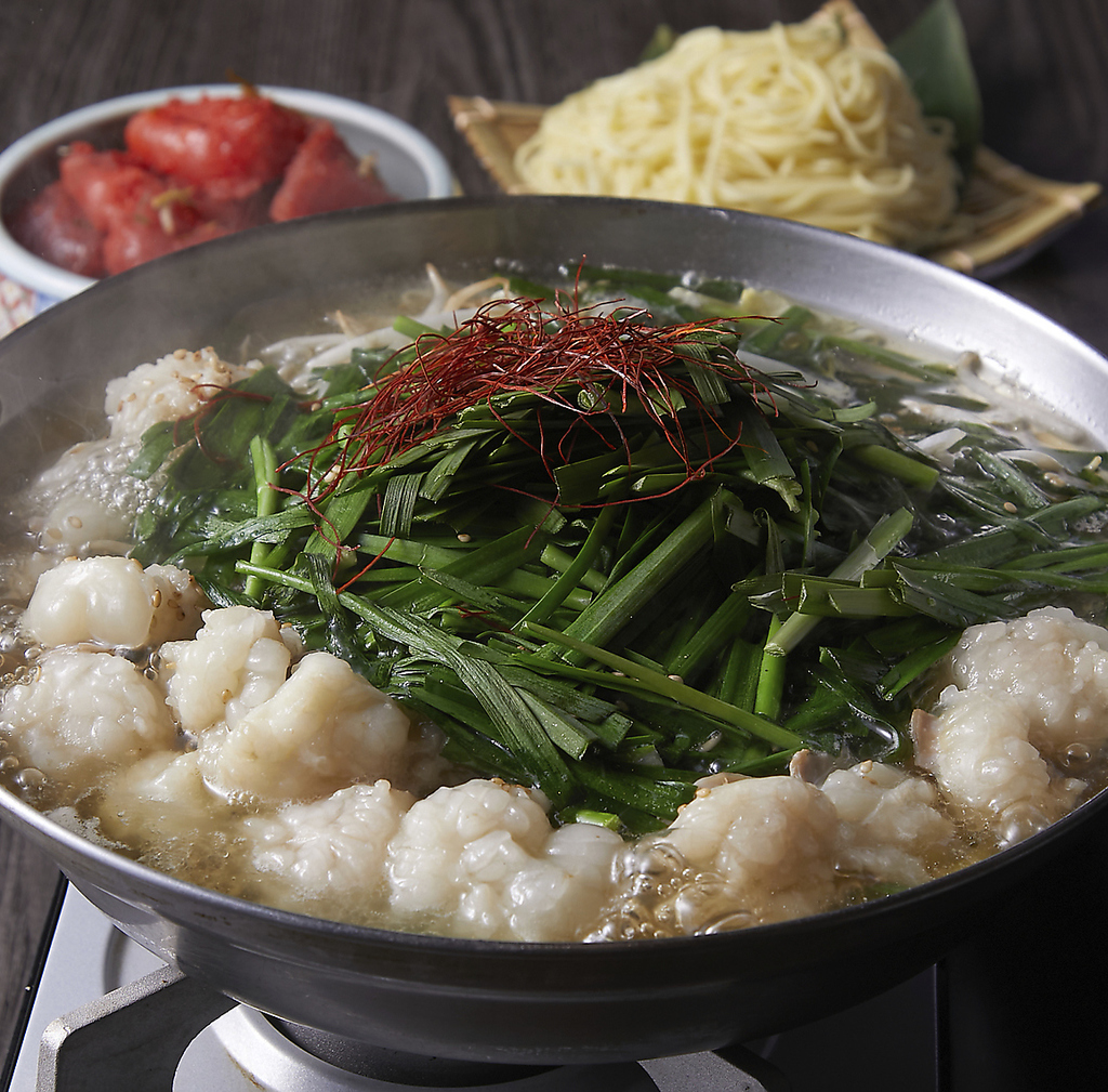 【名物料理】「国産牛もつのぷりぷり醤油もつ鍋」自家製のスープが後を引く旨さ！