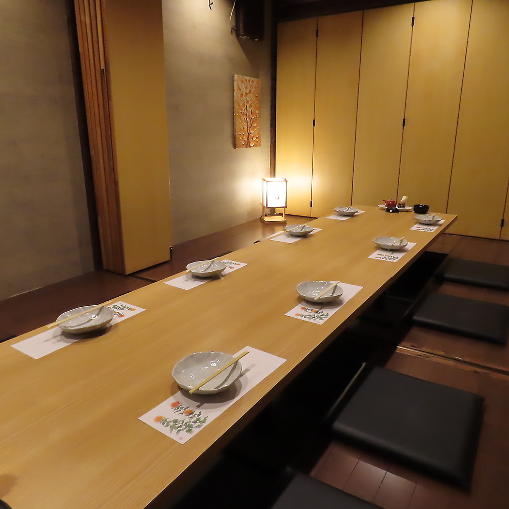 大小様々な個室完備。デートや接待に最適な空間。少人数から大人数まで幅広いニーズに対応可能です。