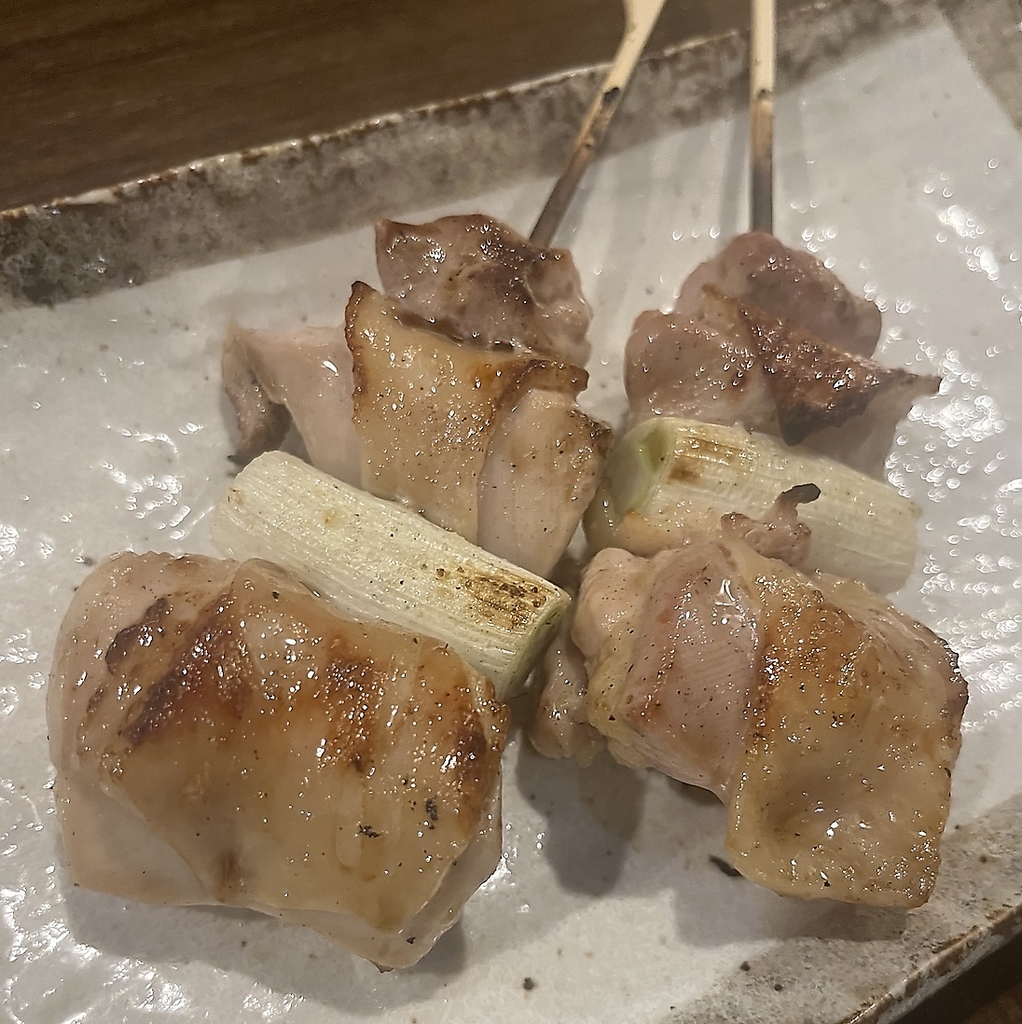 炭火で引き立つ極上百日鶏の串焼き