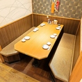 【少人数からご利用可能な個室席】浜田駅から徒歩1分！個室のお席で周りの目を気にせずゆったりとお寛ぎ下さい。温かみのある照明が照らし出すプライベートの空間で、日頃の疲れを癒す一時をどうぞ。新年会や各種会社宴会も店舗までお気軽にご相談下さい♪　※画像は系列店です