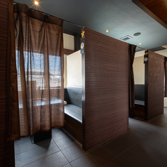 ほどよく仕切られた半個室の6名席が6卓あり、ゆったりと過ごせる落ち着いた空間です。外からの視線を気にせず会話を楽しめるため、デートや記念日、大切な方との食事にもぴったり。親しい仲間同士の集まりにも使いやすく、プライベート感のある雰囲気でゆっくりとお食事をお楽しみいただけます。