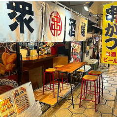 外席もございます。仕事帰りの一杯にも気軽に立ち寄れる大衆串カツ酒場です。