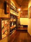 棚に並べられた日本酒、焼酎、古時計、昭和のポスターで昔懐かしい気持ちにさせてくれます。