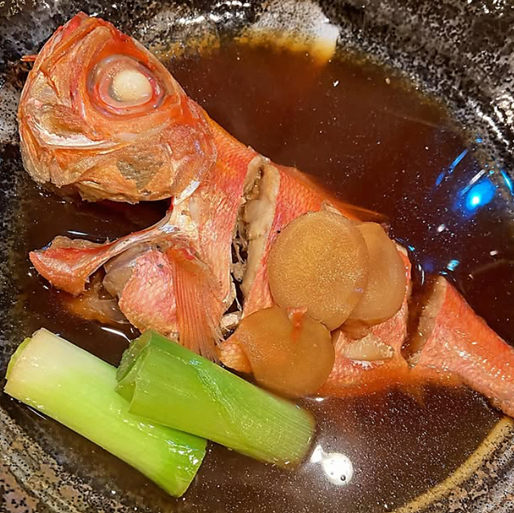 当店ではバリエーション豊富な魚介料理が楽しめます！刺身、タタキ、炙りなど、ぜひご賞味ください！
