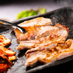 厚切りサムギョプサルをスタッフがお焼きします♪