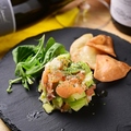 料理メニュー写真 サーモンとアボカドのタルタルサラダ