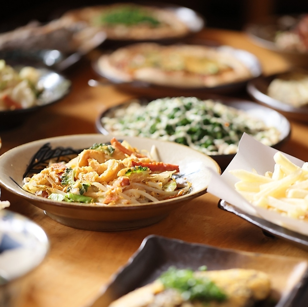 てびち唐揚げ、ラフテー、チャンプルーなど人気メニュー豊富☆琉球泡盛と合わせて楽しいひとときを！