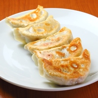 高級店で経験を積んだ店主が皮から手作りする餃子が自慢