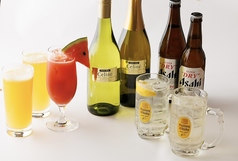 お食事に合う飲み物を各種取り揃えております。ワインボトルの銘柄お気軽にスタッフにお尋ねください。
