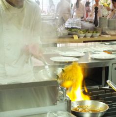 湯気…燃え上がる炎…のオープンキッチン