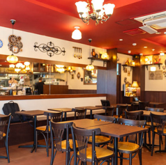 女子会や友人との食事、パーティーに最適なテーブル席をご用意しています◎白を基調とした可愛らしい店内で、美味しいお料理と豊富なドリンクを楽しみながら、賑やかなひとときをお過ごしいただけます。