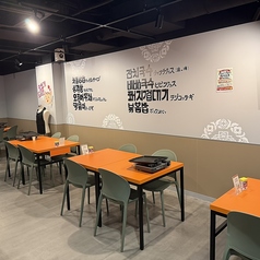 店内には、少人数に最適な2名様用テーブルが8卓、グループ向けの4名様用テーブルが6卓ございます。