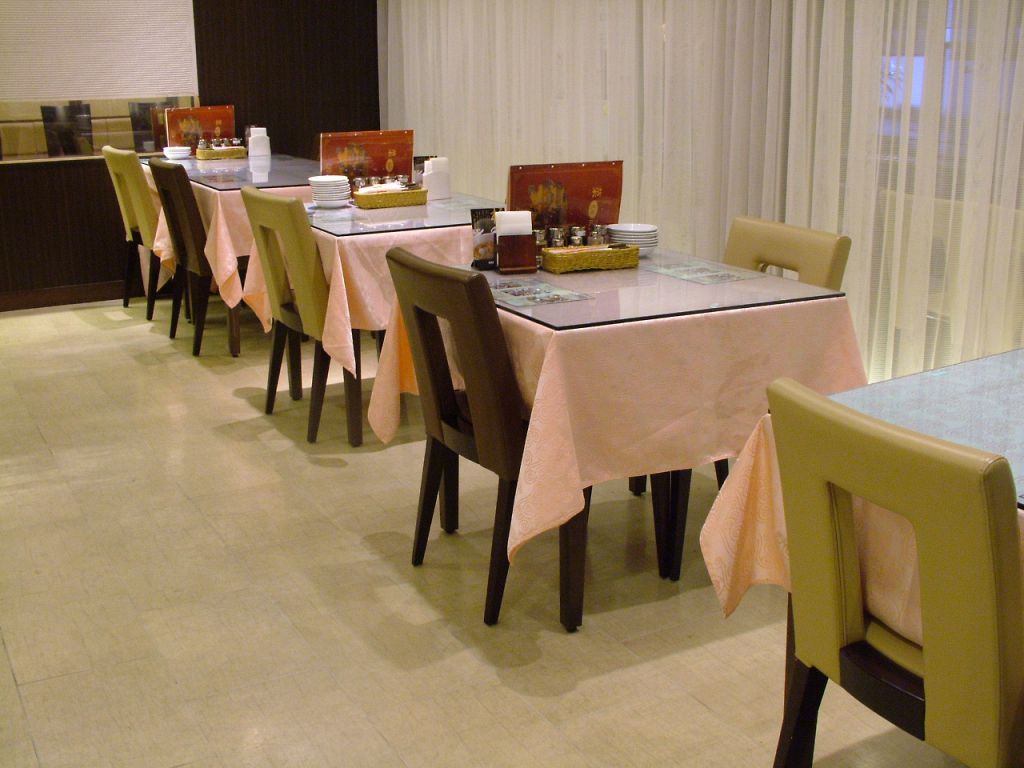 テーブル席多数ご用意♪ 少人数、ファミリーでのお食事にも◎