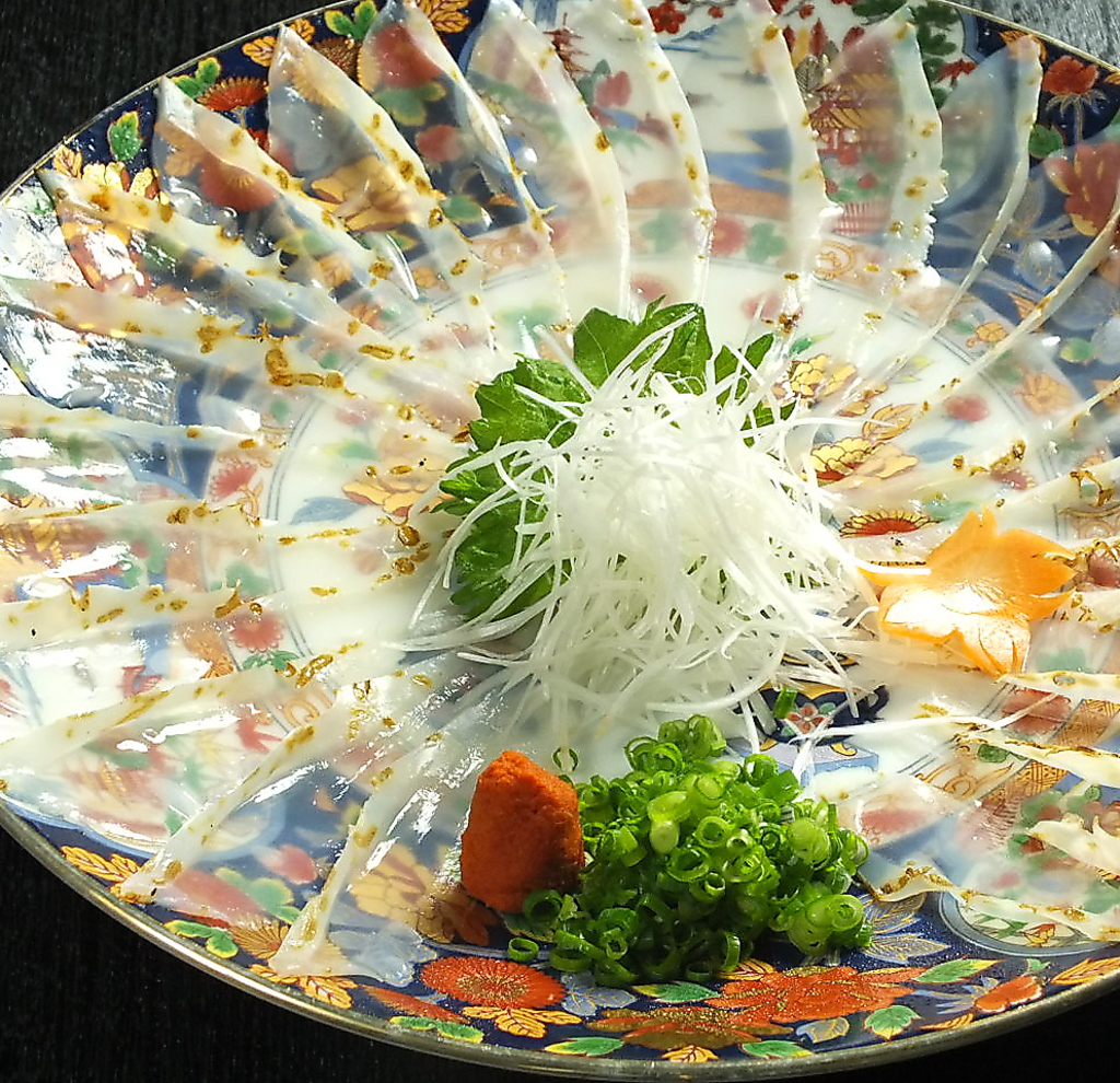 薄造りにする事で、イカの持つ甘さを最大限味わうことができる『イカのたたき』