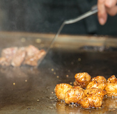 職人が鉄板で新鮮なホルモンをカリっと香ばしく焼き上げ完成さる、焼肉でも高級鉄板でもない、定食スタイルでお肉とホルモンを思う存分味わえる、オリジナルの鉄板焼き店です。カウンター席は焼き上がりを目の前で見れる人気のお席となっております。お1人様からでもぜひお越しください。