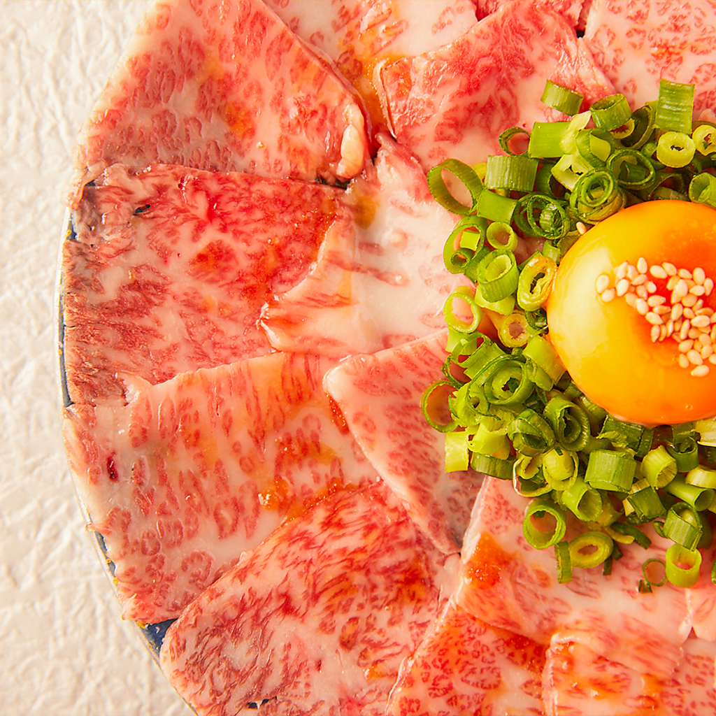 名物の『炙り系メニュー』はスタッフがお客様の目の前で炙るパフォーマンスもお楽しみ頂けます