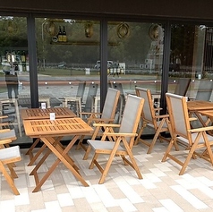 当店のテラス席は8席あり、ペットと一緒にお食事を楽しむことができます。おしゃれなデザインの空間で、心地よい風を感じながら、特別なひとときをお過ごしください。友人や家族と共に、リラックスした時間をお楽しみいただけます。