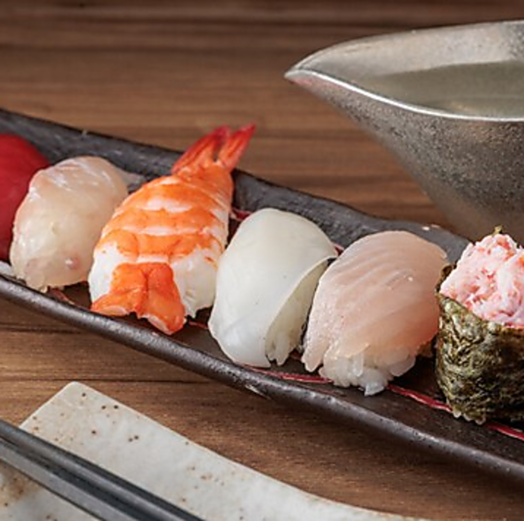 当店お勧めの握りが楽しめる【おまかせ8貫】は1518円(税込)でご用意しております！ぜひご賞味あれ◎