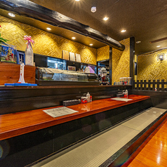 6～7名様までご利用可能なカウンター席。料理を目の前で楽しめるため、臨場感あふれる食事体験をお楽しみいただけます。友人や同僚と一緒に、またはお一人様でも気軽にご利用いただける雰囲気です。カジュアルにお食事を楽しみたい方にぴったりの席となっております。