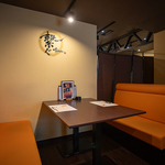 店内は木の温もり溢れる、おしゃれな雰囲気となっております。ごゆっくりとお過ごしください◎