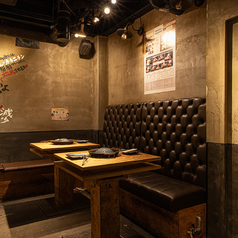 2名掛けのテーブル席を8席ご用意しており、連結次第で少人数から大人数までご利用いただくことができます！宴会や飲み会、女子会等といった様々な用途で当店の生ラム肉をお楽しみください♪