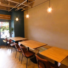 当店では４名様用のテーブル席を２卓、２名様用を１卓ご用意しております。ご友人との少人数でのプライベートな集まりや、気軽な飲み会など、様々なシーンに最適です。スタイリッシュで洗練された雰囲気ながら、気取らずリラックスして過ごせる空間で、絶品料理とお酒を囲みながら会話も弾みます。