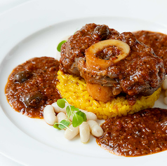 トスカーナ風仔牛スネ肉の煮込み「オッソブーコ」白いんげん豆とサフランのリゾットを添えて