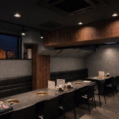 普段使いに最適な4名様用テーブル席。抜群の換気対策のもと、美味しいお肉をカジュアルに楽しめます。