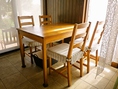 テーブル席（1）：4名掛け×2卓。他のテーブル席と合わせて最大13名までご利用可能です。／明るい光がいっぱいに射し込むテーブル席。窓の外には美しい庭と長閑な田園風景が広がり、開放的な空間です。