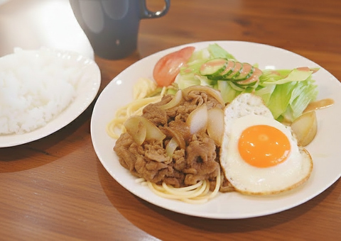 一番人気牛カルビ焼肉ランチ1080円ライス・サラダ・スープ付