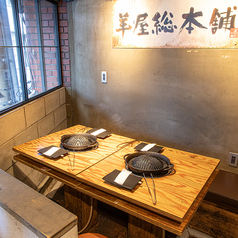 4名掛けのテーブル席をご用意しており、仕事帰りに急に決まった同僚との飲み会にもピッタリな空間となっています。また広々とした空間となっているためご家族とのお食事といった普段使いにもおすすめとなっています。ぜひ、当店の生ラム肉を同僚、ご家族、ご友人と一緒にお召し上がりください！