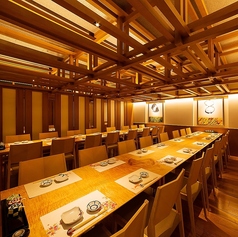 最大34名様までの半個室になっております。当店では様々なシーンに対応したコースを5,000円(税込)飲み放題付きにてご用意しております。広々としたテーブル個室席でゆったりとお過ごしください。