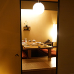 【空気清浄機付】の21の個室は周りを気にせずにゆっくりとプライベートの時間をお楽しみいただけます