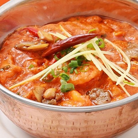 スパイス香る本格カレーと焼きたてナンを、落ち着いた雰囲気の店内でゆったり堪能◎