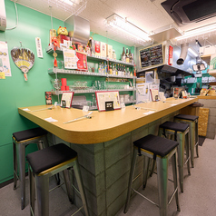 厨房の活気がダイレクトに伝わるカウンター席。目の前で仕上がる料理の香りや音を楽しみながら、本格中華を味わえます。お一人様でも入りやすく、オープンキッチンならではの臨場感を感じられる特等席です。