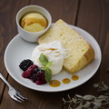 料理メニュー写真&nbsp;シフォンケーキ（プレーン）フルーツトッピング