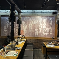 タイル張りが映える上質で落ち着いた焼肉空間