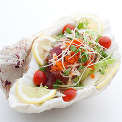 一郎海鮮サラダ(しゃこ貝の皿に入ってます。)/コラーゲンサラダ(ミミガー・なまこ入り)
