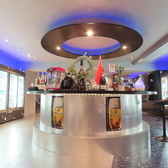 【ふらっとカウンター席へ立ち寄り】一人時間を楽しみたい方にもおすすめですので、お気軽にお立ち寄りください。日常の忙しさを忘れ、豊富なメニューの中かたお好みのドリンクをご堪能ください。