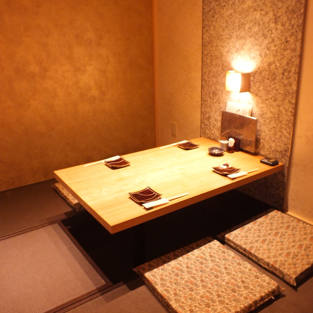 【個室】全7部屋の掘りごたつ式個室は少人数からでも利用可能。