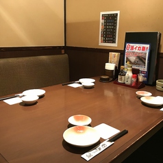4名様用の半個室テーブル席です。ご友人や仕事仲間とのちょっとした飲み会にぴったりです。自慢の料理がお得に楽しめるコースも各種ご用意！