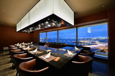函館の海と夜景を一望できるカウンター席。目の前で繰り広げるシェフのパフォーマンスをお楽しみ頂けます。