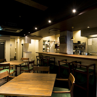 木の温もりと落ち着いた照明に包まれた空間